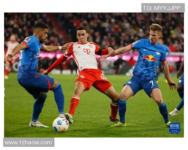 意甲精彩对决：拜仁与莱比锡战成平局乌龙球成比赛转折点解析